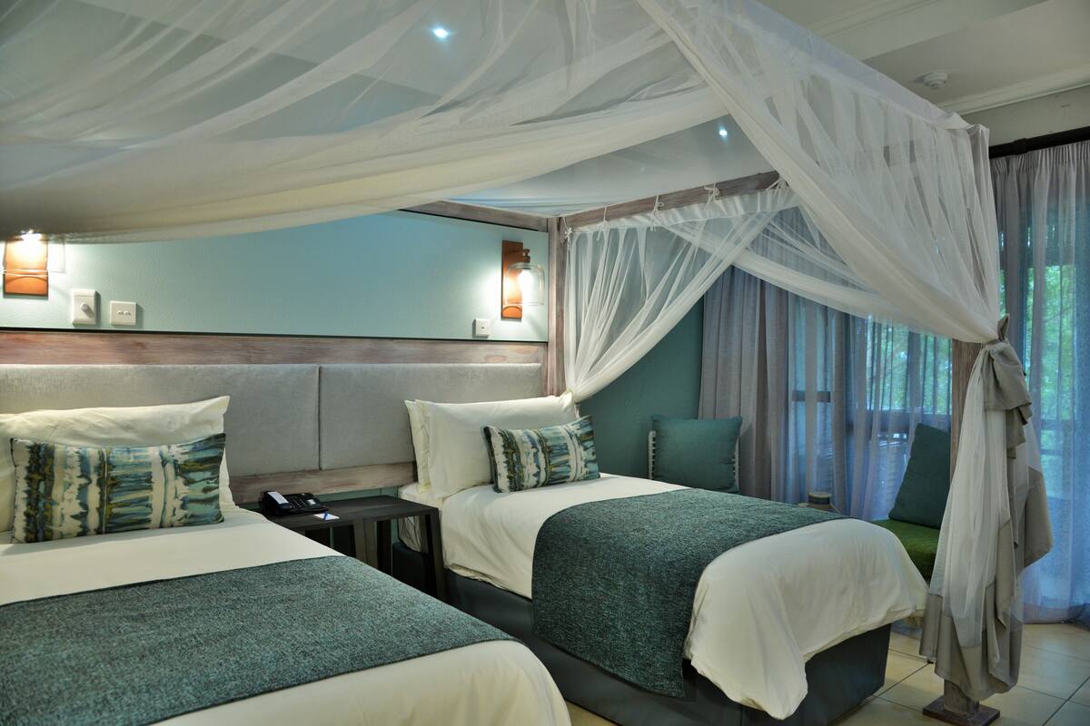 Kamar Standar, 1 Tempat Tidur Double, pemandangan kebun (Standard Twin Room) | Brankas, meja kerja, dan tirai kedap cahaya