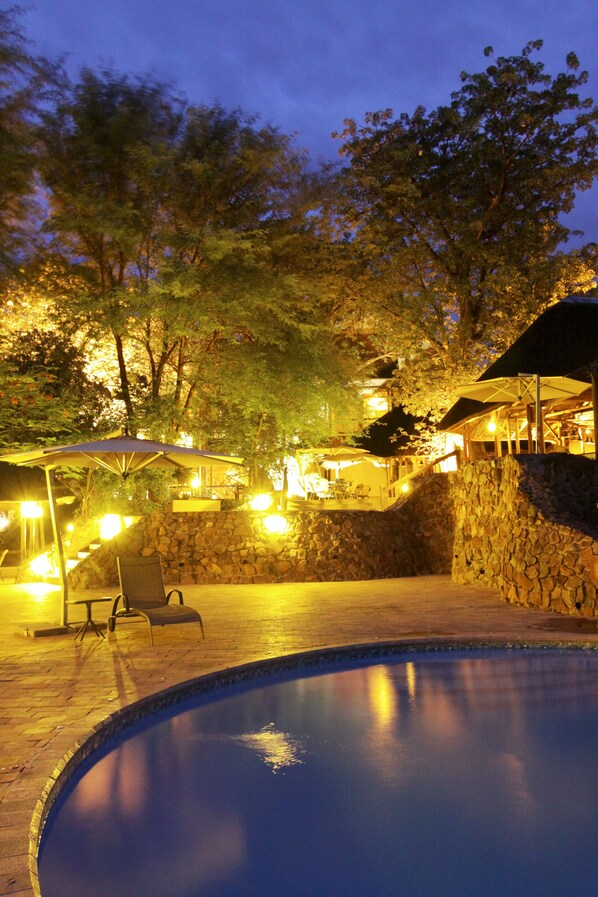 Piscina all'aperto, lettini