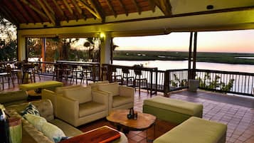 2 bars/lounges, cocktail bar