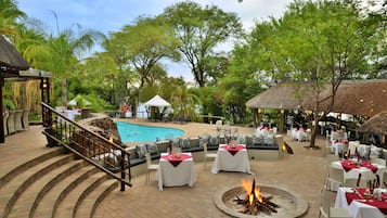 2 restaurants, breakfast, lunch, dinner served; international cuisine