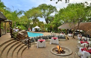 2 restaurants, breakfast, lunch, dinner served; international cuisine