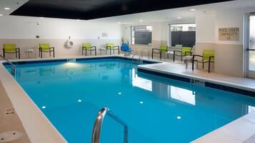 Indendørs pool, åben fra kl. 06.00 til kl. 22.00, liggestole
