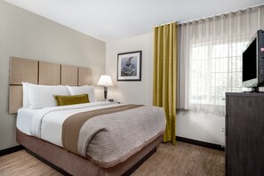 Escritorio, espacio para trabajar con laptop y cortinas blackout 