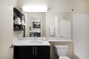 Combined shower/tub, free toiletries, hair dryer, towels