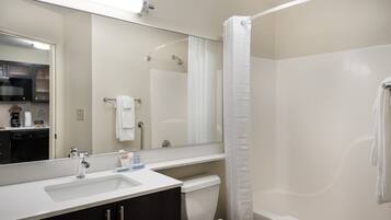 Ducha y bañera combinadas y artículos de higiene personal gratuitos