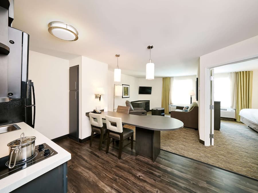 Suite, 1 queensize bed met slaapbank (One Bedroom) | Een bureau, een laptopwerkplek, verduisterende gordijnen