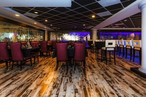 2 bars/lounges, poolside bar
