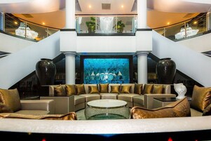 2 bares y bar junto a la piscina