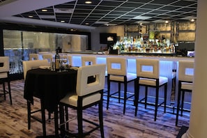 2 bars-salons, bar attenant à la piscine