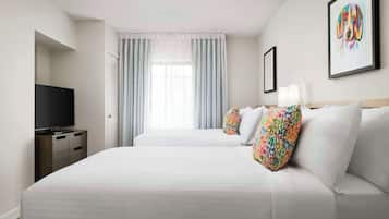 Escritorio, cortinas blackout y tabla de planchar con plancha