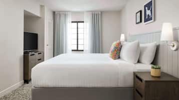 Suite, varias camas (Two Bedroom King and Queen) | 2 dormitorios, escritorio, cortinas opacas