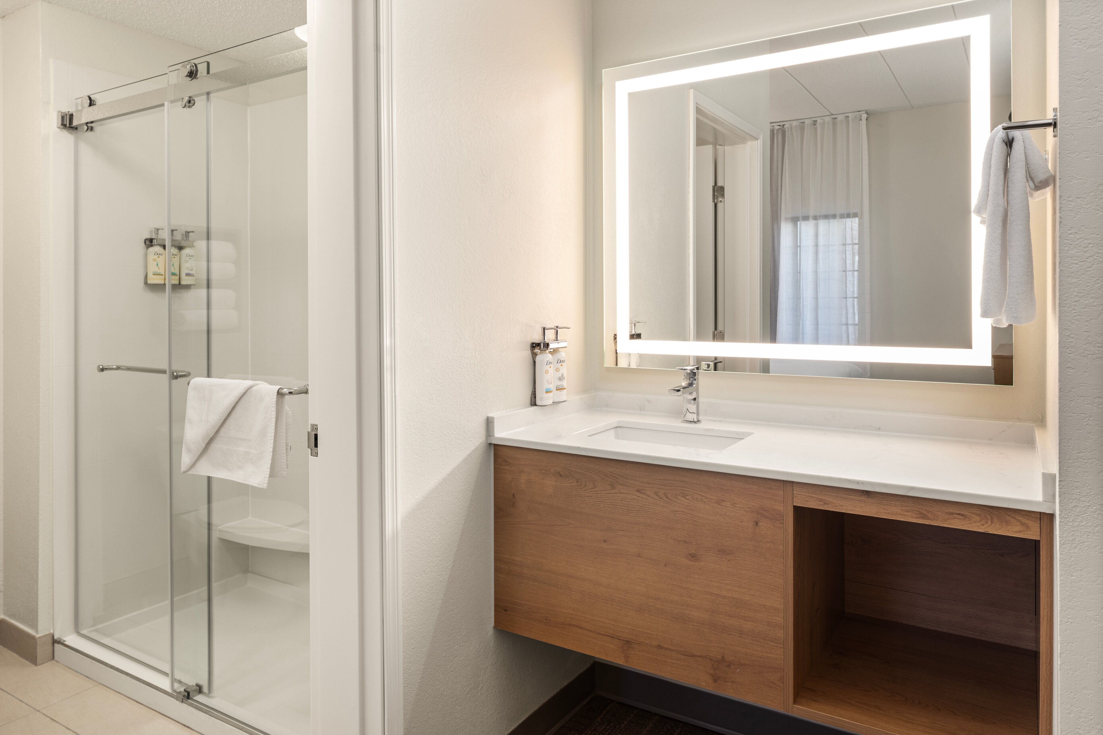 suite, 2 bedrooms | bathroom | hair dryer, towels