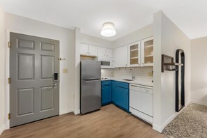 Suite, 1 Queen Bed with Sofa bed (One Bedroom)