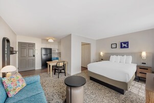 Studio Suite, 1 Queen Bed (Studio) | Desk, laptop workspace, iron/ironing board, free WiFi