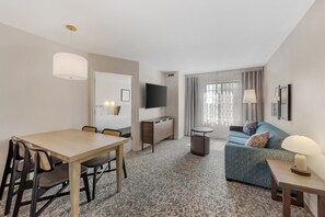 Suite, 2 Tempat Tidur Double (One Bedroom) | Meja kerja, ruang kerja ramah laptop, dan setrika/meja setrika
