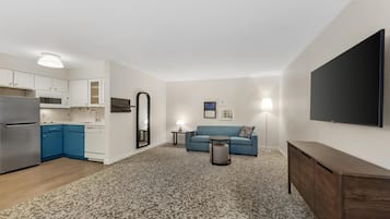 套房, 1 張加大雙人床和 1 張沙發床 (One Bedroom) | 2 間臥室、書桌、筆電工作空間、熨斗/熨衣板