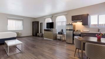 Standaard kamer, 1 kingsize bed, niet-roken | Verduisterende gordijnen, een strijkplank/strijkijzer, gratis babybedden