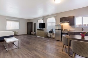Standard Room, 1 King Bed, Non Smoking | Blackout drapes, iron/ironing board, free cribs/infant beds