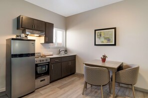Standard Room, 1 King Bed, Non Smoking | Private kitchenette | Fridge, microwave, coffee/tea maker