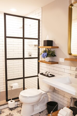 Chambre, 1 trĂšs grand lit | Salle de bain | Douche, articles de toilette (gratuits), serviettes fournies