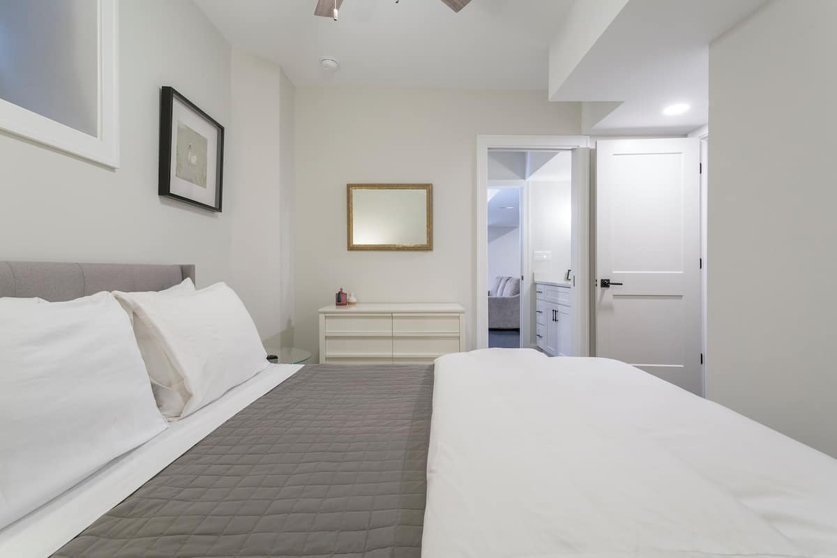 Exclusive-Apartment, 1 Queen-Bett und Schlafsofa (Garden) | Hochwertige Bettwaren, Schreibtisch, laptopgeeigneter Arbeitsplatz