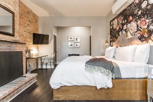 Quarto, 1 cama King | Roupas de cama premium, escrivaninha, espaço de trabalho para notebook