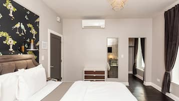 Habitación, 1 cama King size | Ropa de cama de alta calidad y escritorio