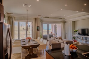 Luxury Room MAGDALENA 3 | Zona de estar | Una televisión