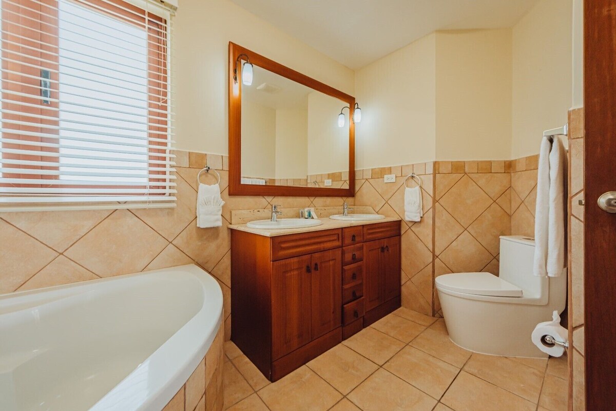 Comfort-Villa | Badezimmer | Duschwanne, kostenlose Toilettenartikel, Haartrockner, Handtücher