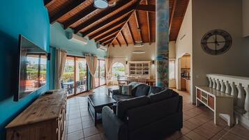 Comfort-Villa | Wohnbereich | Fernseher