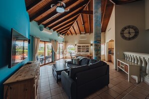 Comfort-Villa | Wohnbereich | Fernseher