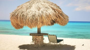 Una playa cerca, arena blanca, traslado desde/hacia la playa gratis