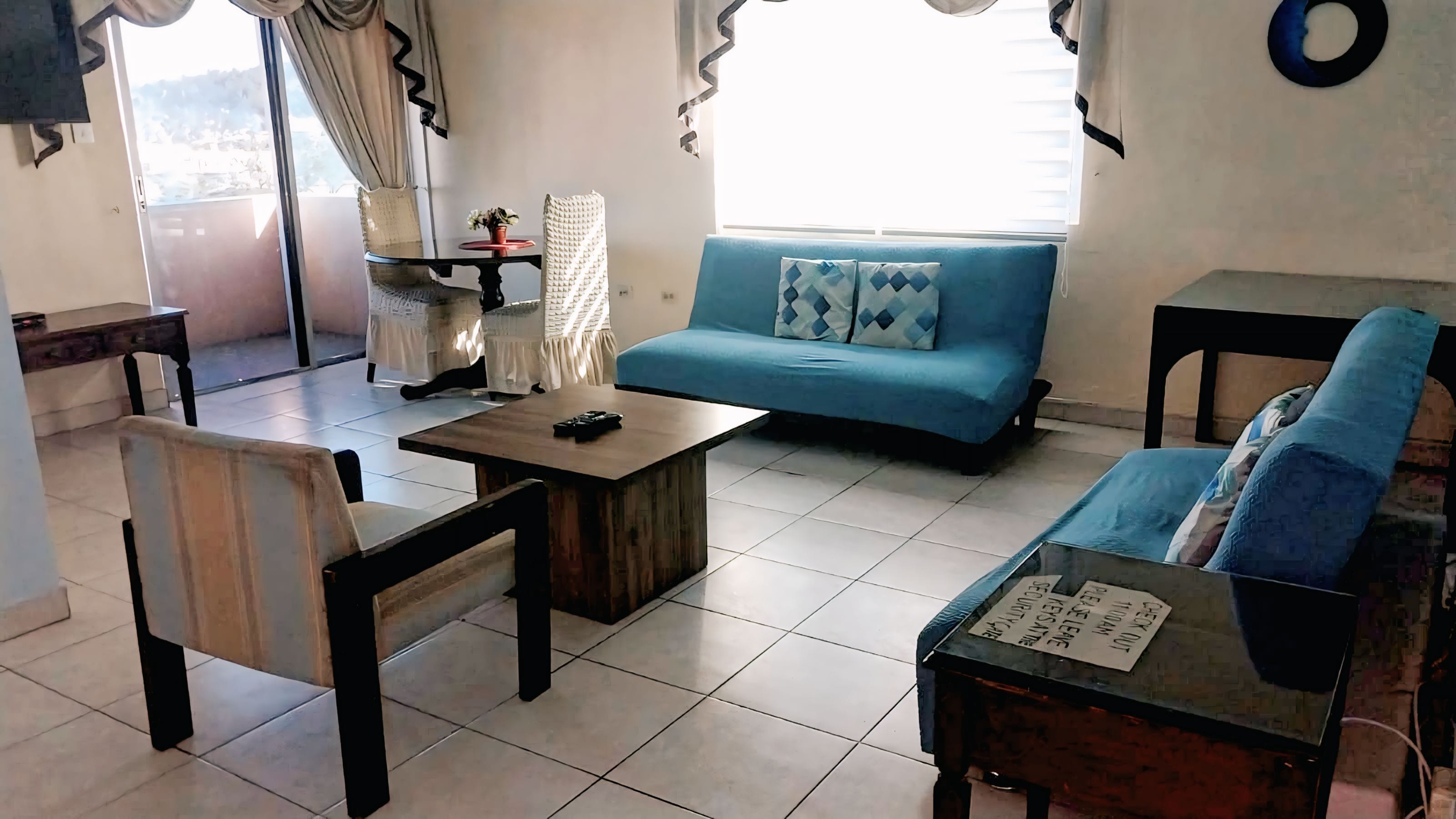 1 bedroom condo with balcony | Woonruimte | Een ledtelevisie