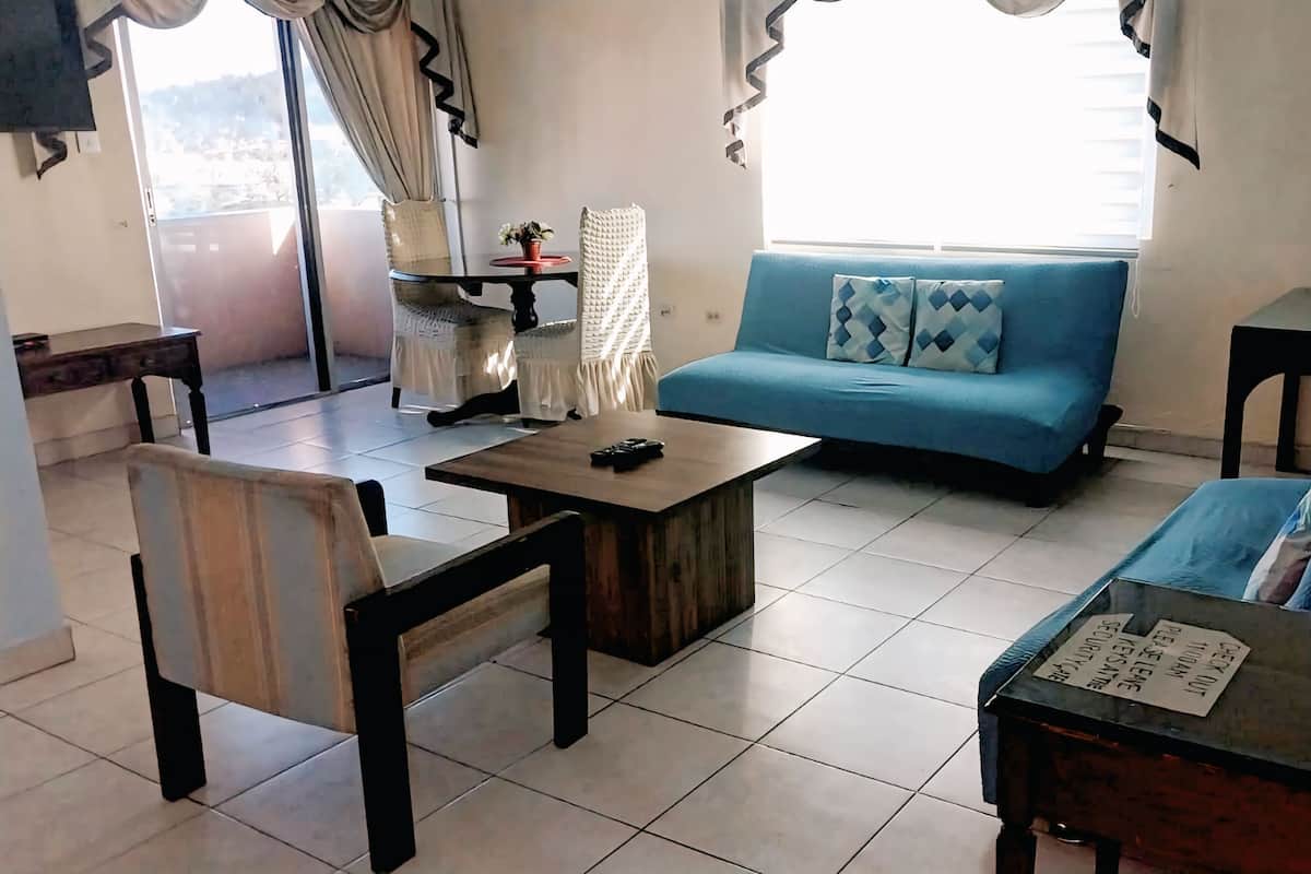 1 bedroom condo with balcony | Woonruimte | Een ledtelevisie