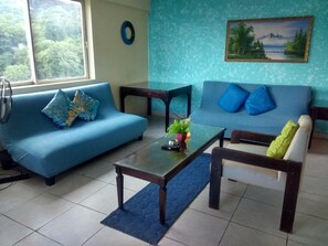 1 bedroom condo with balcony | Περιοχή καθιστικού | Τηλεοράσεις LED