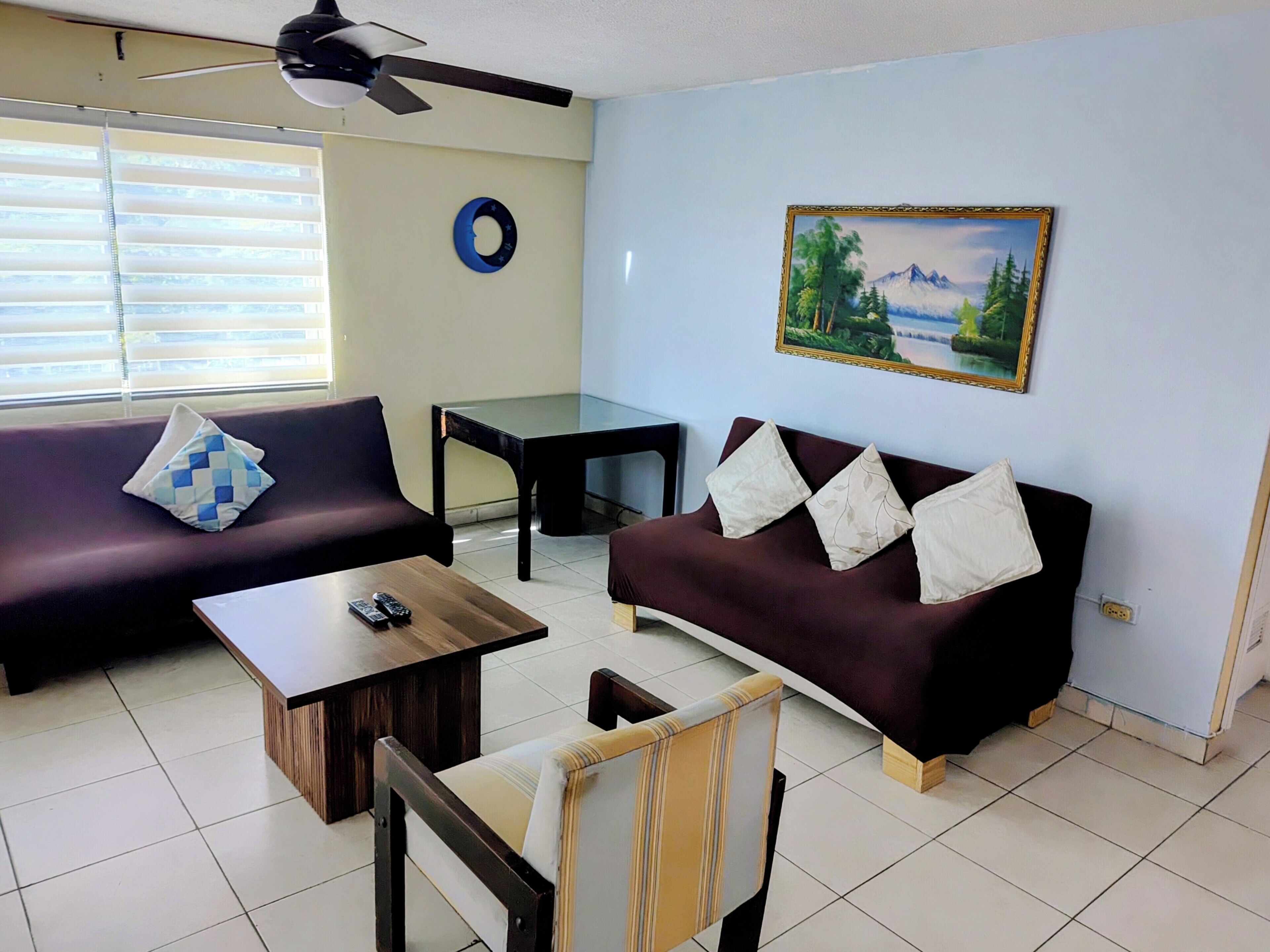 1 bedroom condo with balcony | Aire de séjour | Téléviseur à DEL de 50 po avec télévision par câble, téléviseur