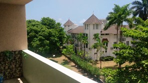 Family Condo, Multiple Beds, Accessible, Partial Ocean View with balcony | Θέα από το μπαλκόνι