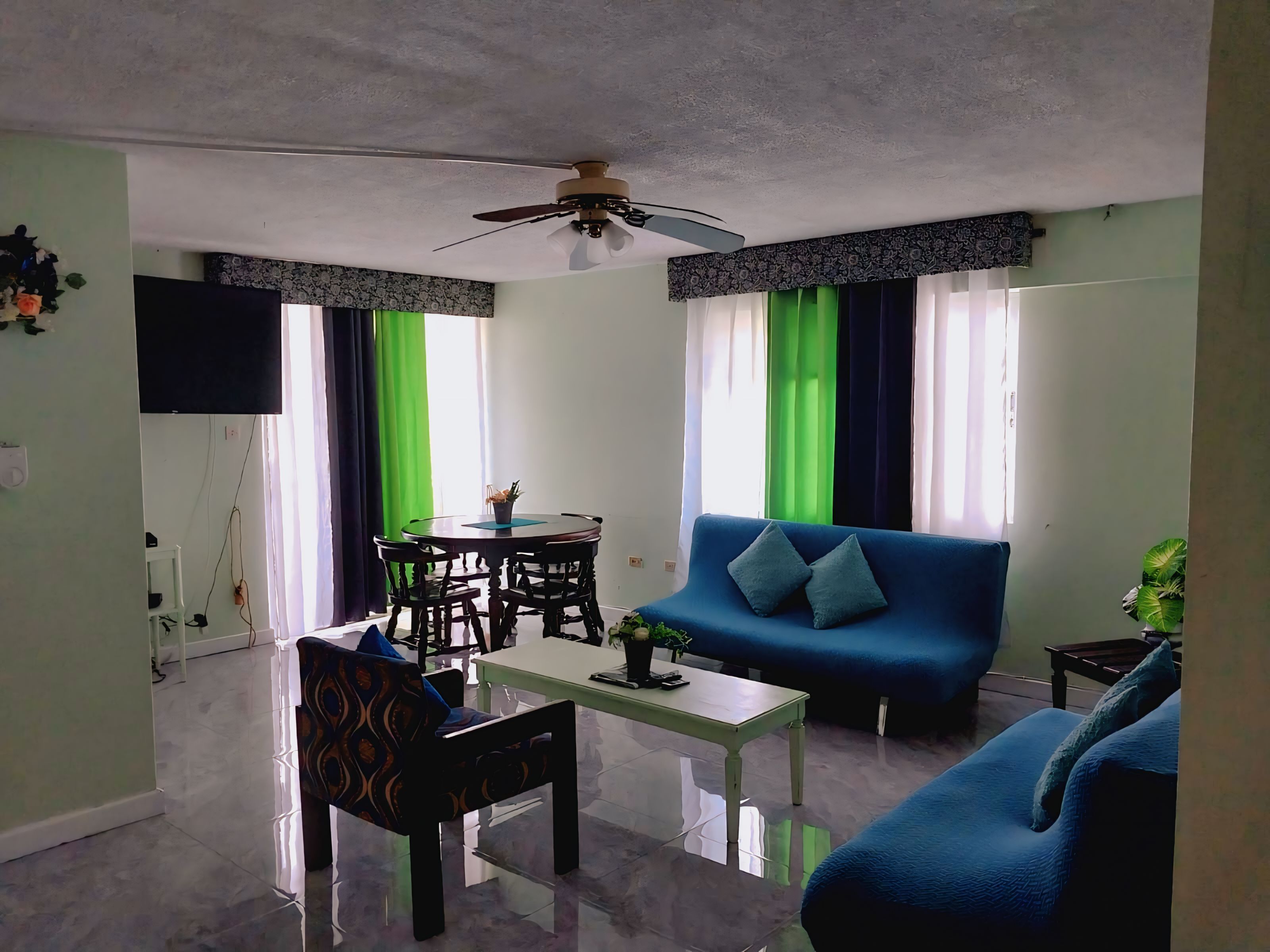 Family Condo, Multiple Beds, Accessible, Partial Ocean View with balcony | Woonruimte | Een ledtelevisie