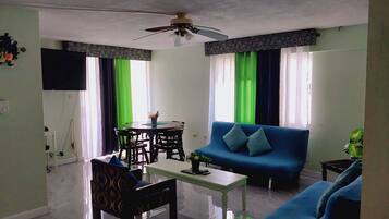 Family Condo, Multiple Beds, Accessible, Partial Ocean View with balcony | Area keluarga | TV LED