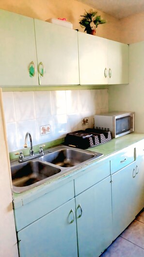 1 bedroom condo with balcony | Ιδιωτική κουζίνα | Φούρνος, μαγειρικές εστίες, βραστήρας νερού