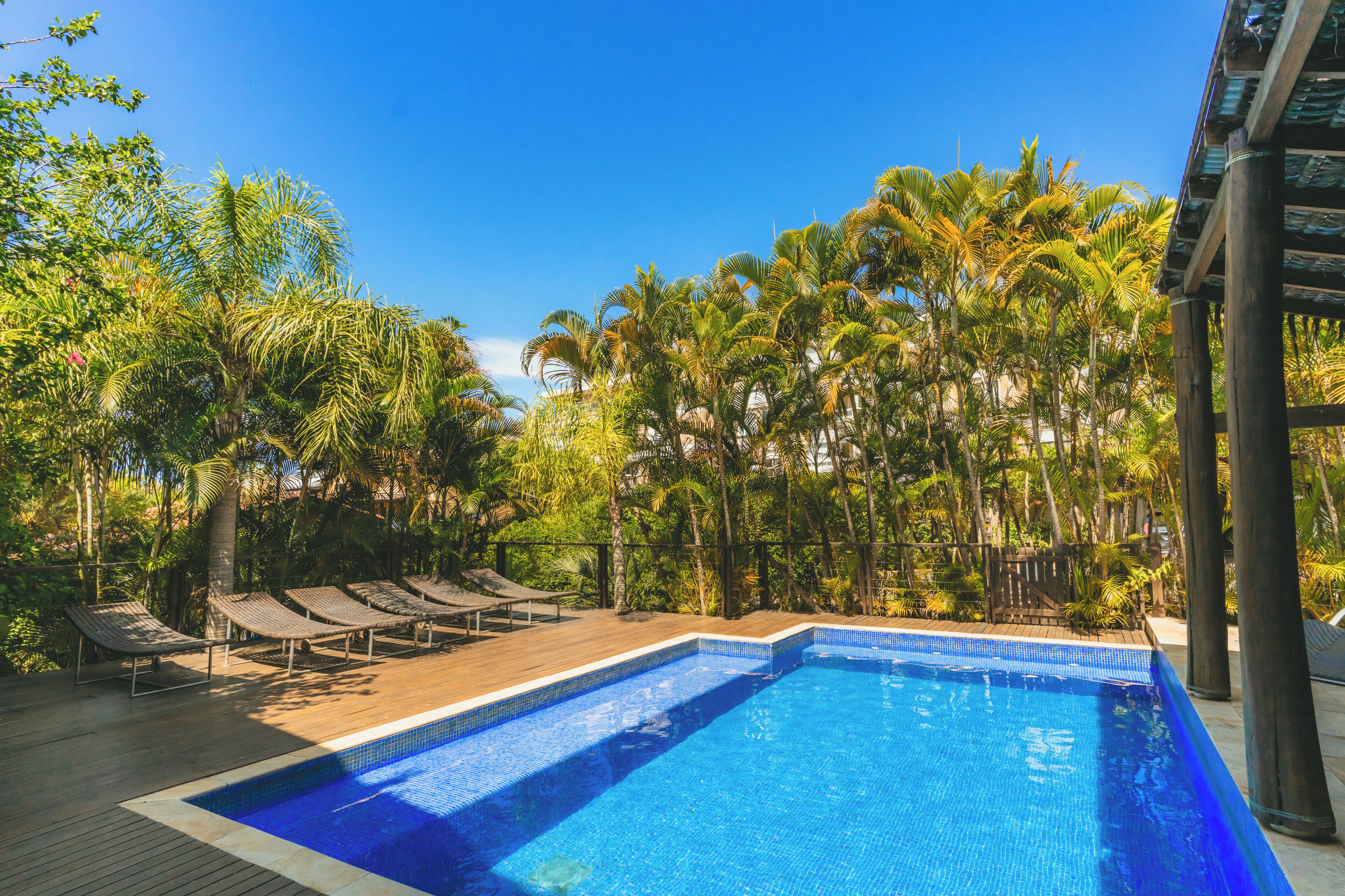 Ulkouima-allas, aurinkotuoleja