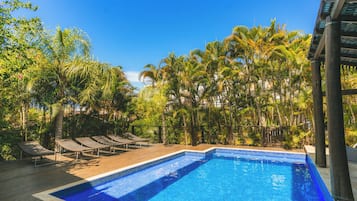 Ulkouima-allas, aurinkotuoleja