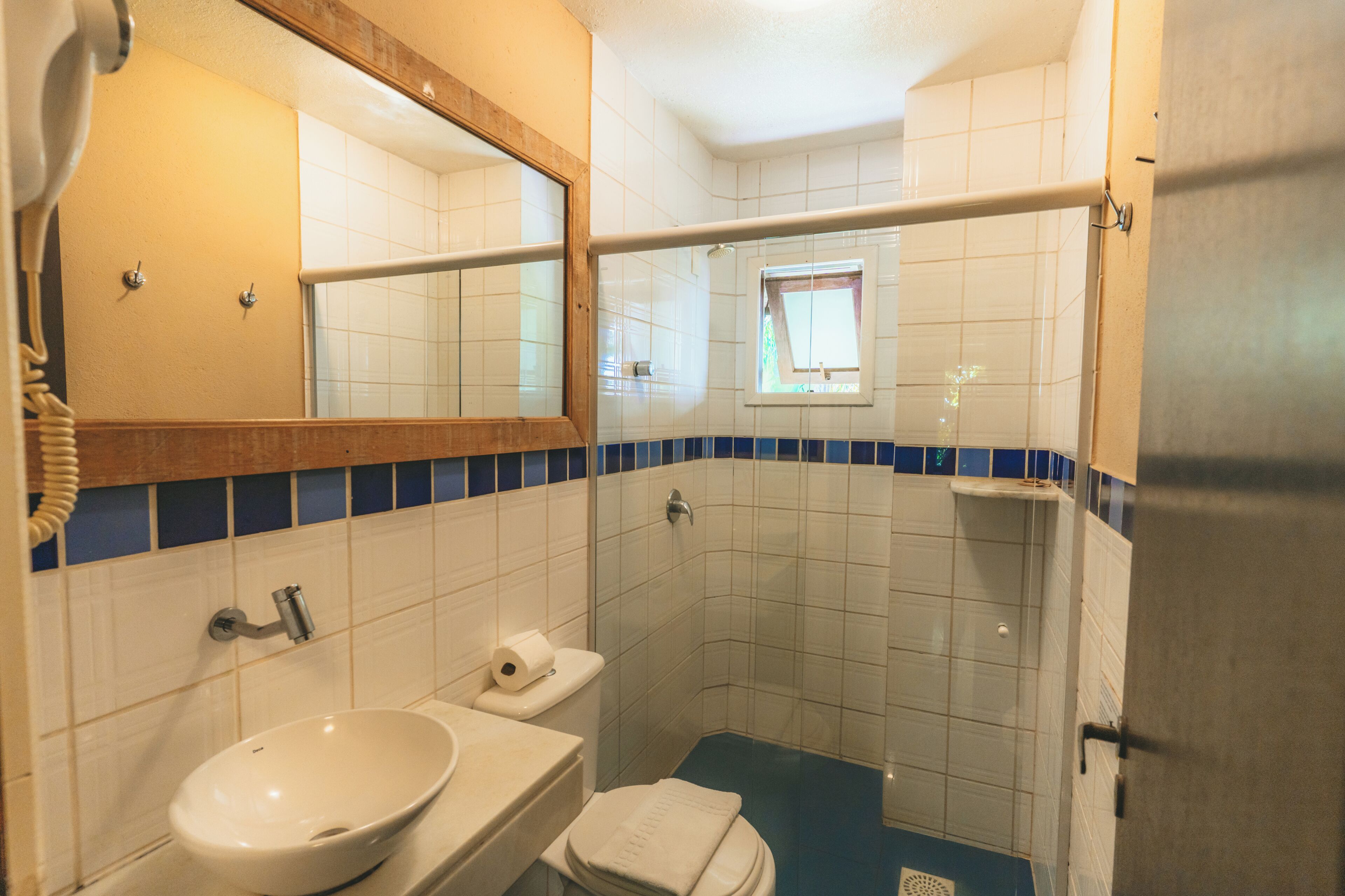 Une salle de bain avec un lavabo, des toilettes et une douche.