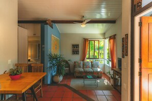 Escritorio, wifi gratis y ropa de cama 