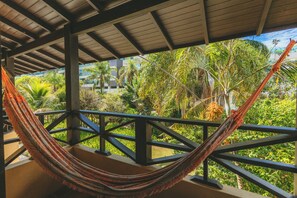 Escritorio, wifi gratis y ropa de cama