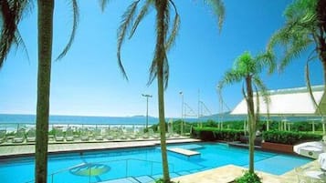 Una piscina cubierta, una piscina al aire libre