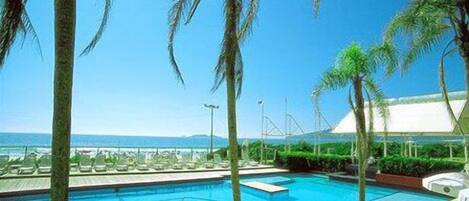 Una piscina techada, una piscina al aire libre