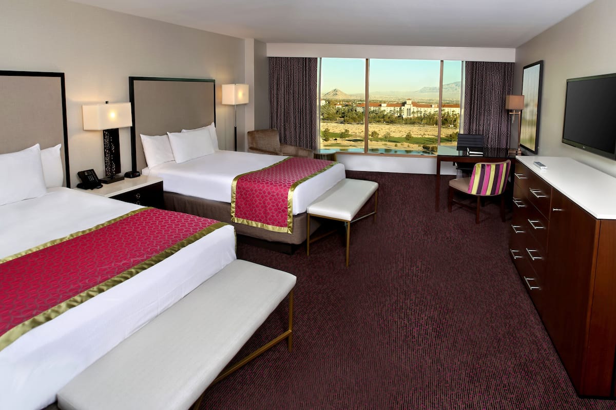 Caja de seguridad en la habitación y tabla de planchar con plancha