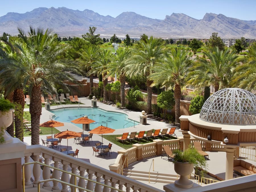 Una piscina al aire libre de temporada, cabañas de piscina (de pago)