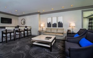 Suite, 2 chambres | Coin séjour | Télévision à écran plat de 42 pouces avec chaînes par câble, télévision